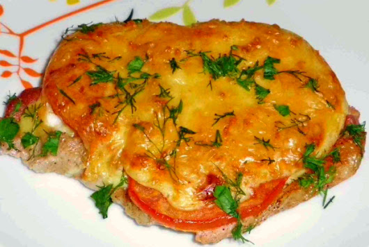 стейк из свинины в духовке рецепт с фото с помидорами и сыром