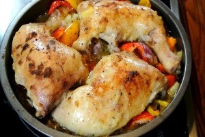 Курица на овощной подушке в духовке