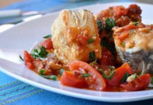 Рыба с овощами в томатном соусе