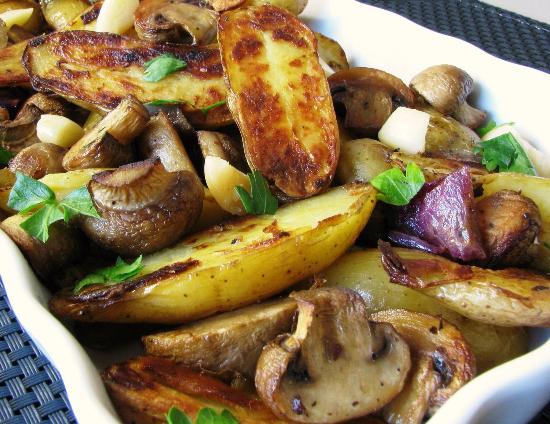 картофель со свининой и грибами в духовке