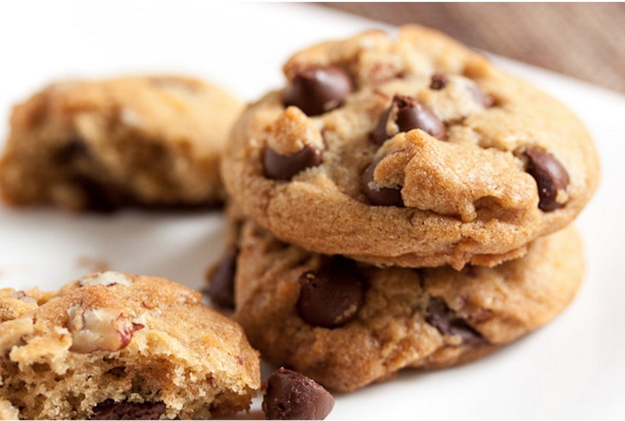 Печенье брауни шоколадное. Американское шоколадное печенье кукис. Печеньки с шоколадом. Шоколадное печенье с орехами. Стряпать шоколадное печенье без яиц.