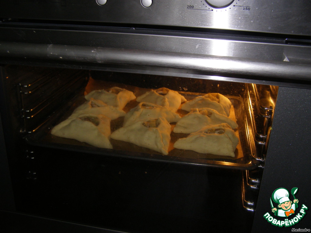 Пироги в духовке сколько градусов. Треугольники в духовке. Пирожки в духовом шкафу. Огонь в духовке при 180 градусах. Пирог домашние в духовке.